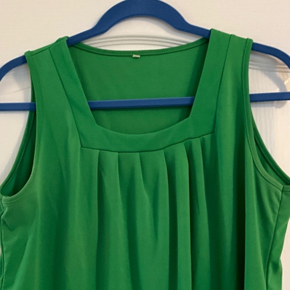 Green Sleeveless Women's Top - Picture 2 of 3